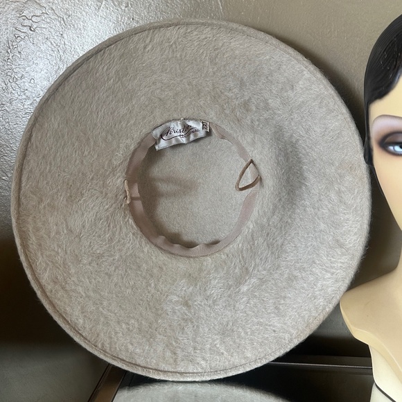 SUPERB 1950\'s IVORY FURRY FELT CART WHEEL HAT + RED/GOLD BAND main image 14